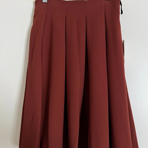 Uniqlo A-Line Skirt in Deep Red - Picture 2 of 7